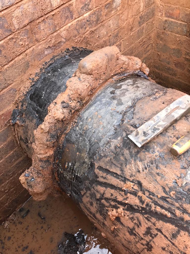 Coupling joints on a 650mm ductile iron pipe were leaking before undergoing a leak repair using SylWrap Pipe Repair products