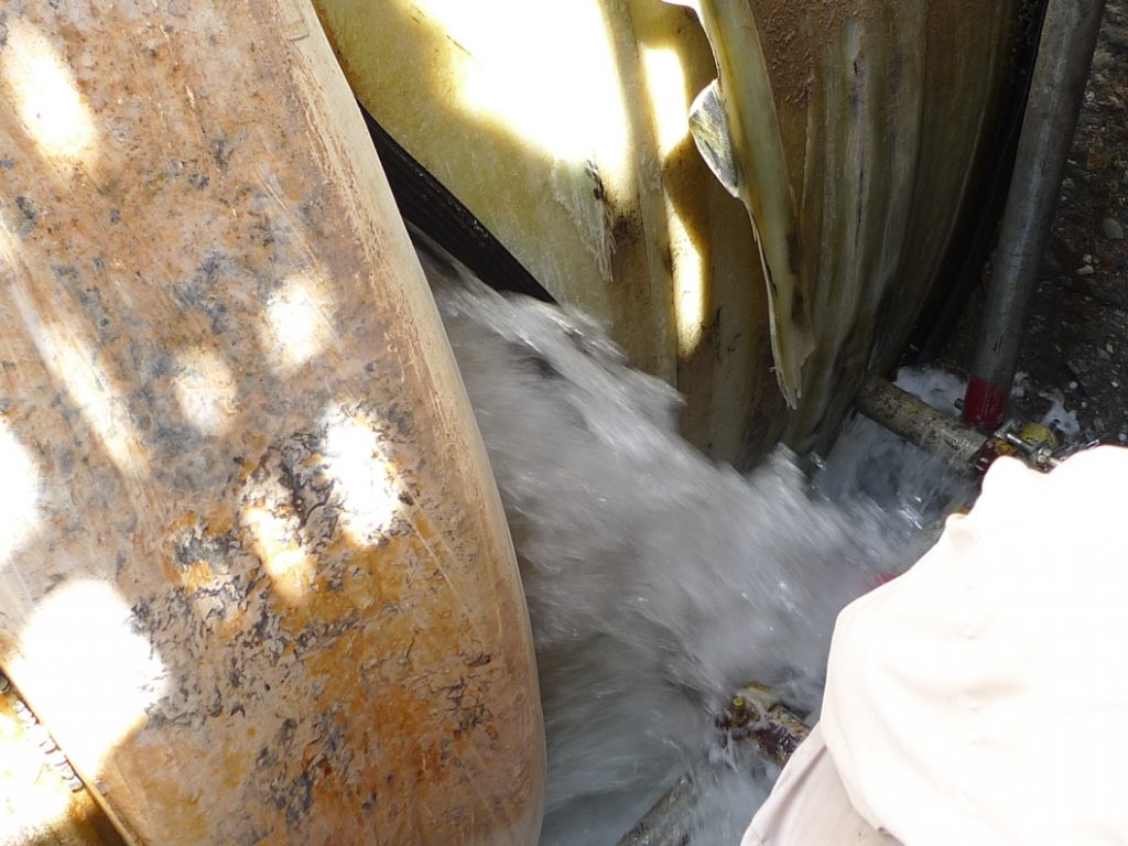 Water excaping from a 3 metre FRP pipe in Saudi Arabia before the line underwent a Sylmasta repair