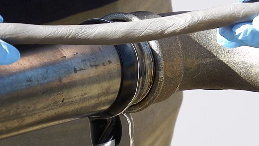 A leaking threaded pipe joint is sealed in a live repair capable of withstanding up to 10 bar pressure